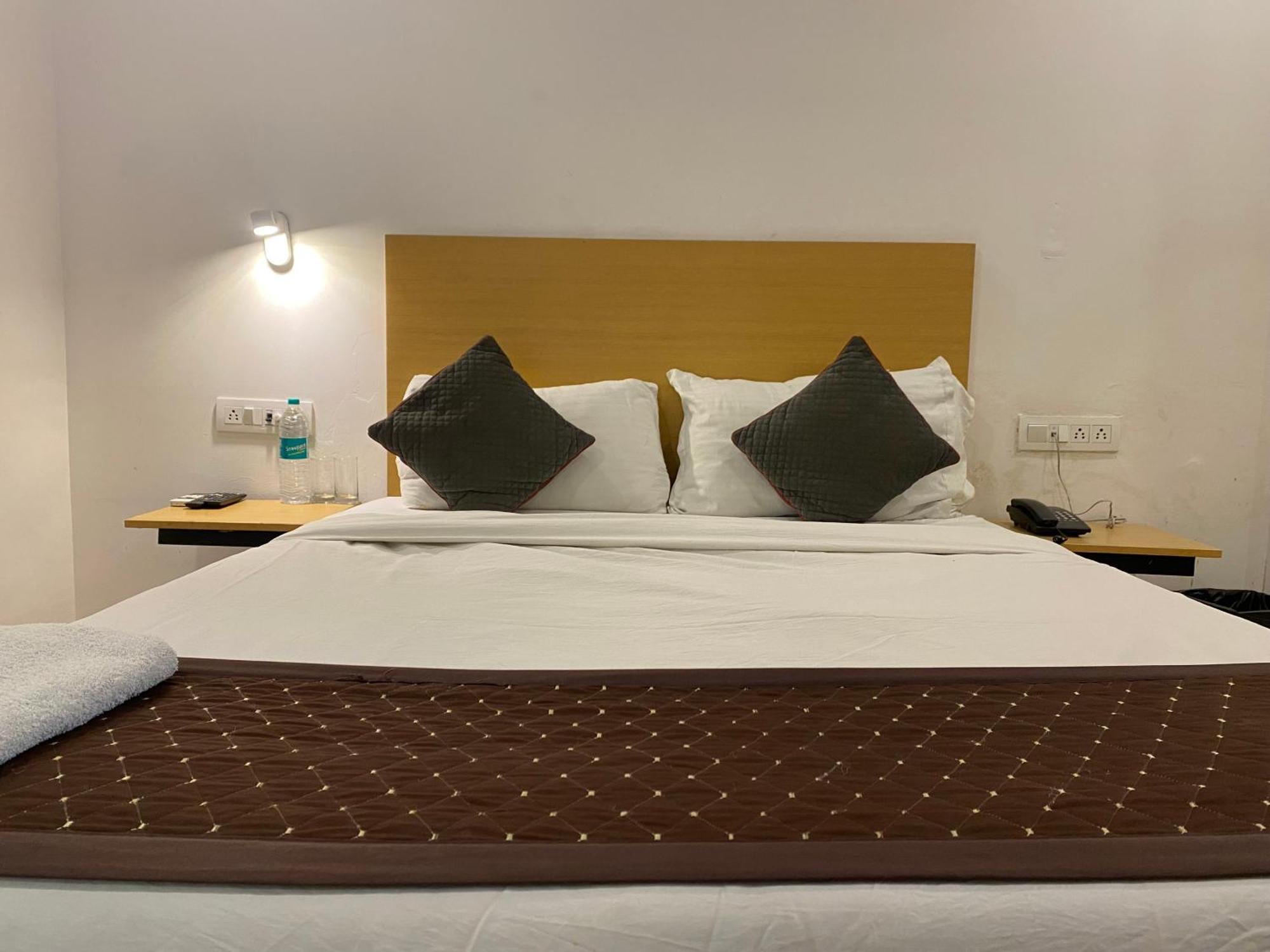 Qotel Hotel Ip Residency East Delhi Preet Vihar New Delhi Buitenkant foto